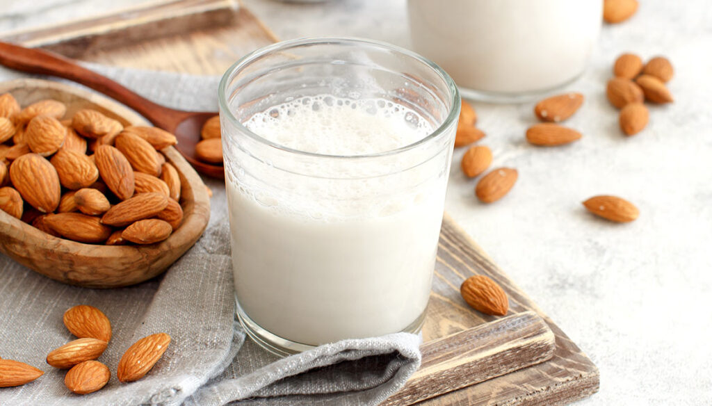 Mandelmilch selber machen Rezept für veganen Milchersatz