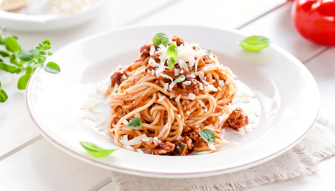 Vegane Bolognese mit Spaghetti und Tofu als Proteinquelle